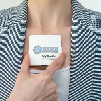 Nahaufnahme Messgerät Medical Clue vor einer Frau