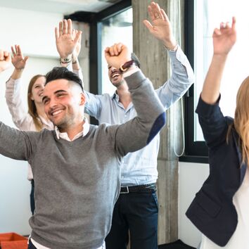 Gruppe bei Übungen während eines Fit im Büro Kurses