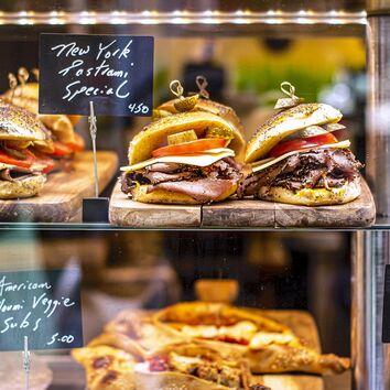 Auslage mit fertigen Burgern