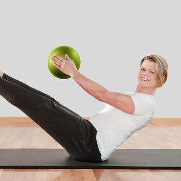 Frau bei Pilatesübung