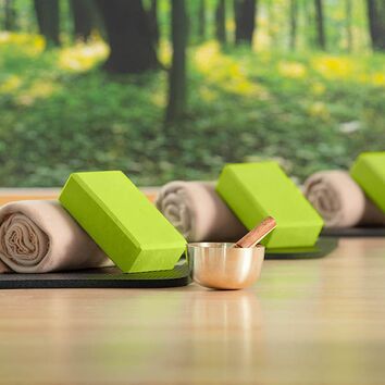 Yogablock, Matte, Decke und Klangschale
