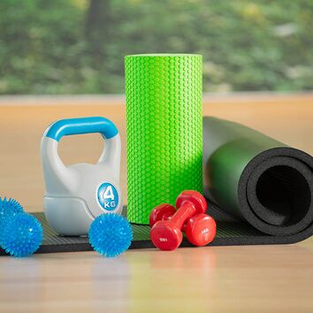 Matte, Faszienrolle, Kettlebell, Igelbälle und Minihanteln